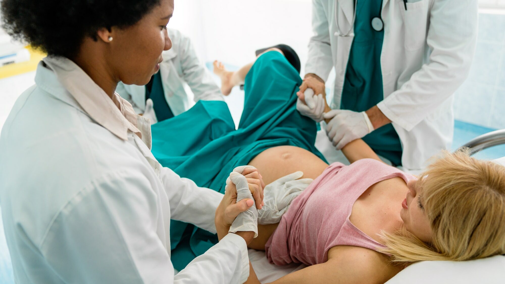 Frau bringt in einem Krankenhaus ein Kind zur Welt.